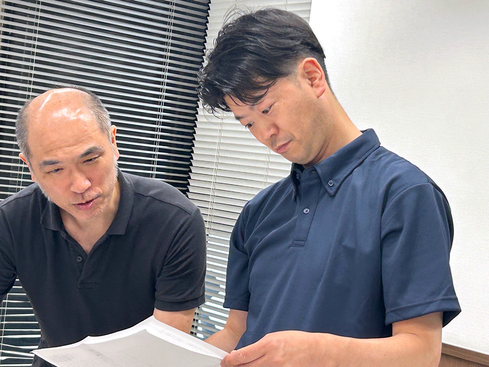 作文を読む教師