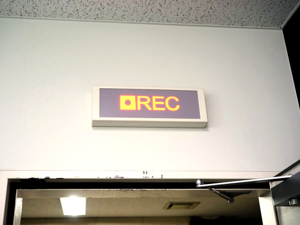 撮影スタジオ入口にある、点灯する「REC」の文字